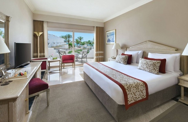 Upscale Adults-Only Beachfront Retreat w/ Spa, Pools l 4 Partial Sea-view Rooms