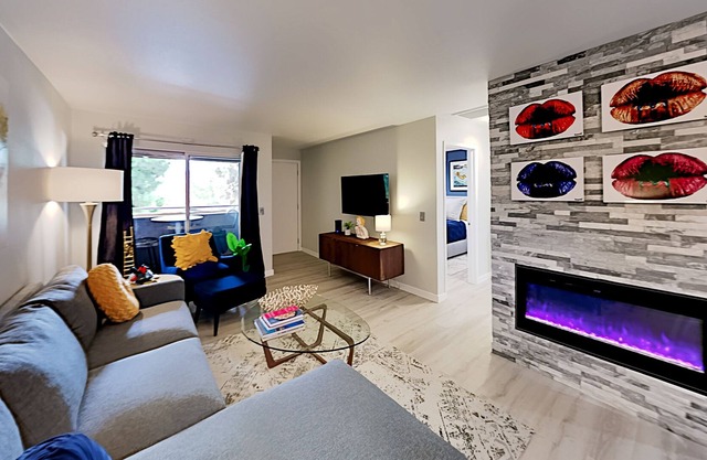 Upscale escape with pools, hot tubs, and tennis courts - two miles to dining