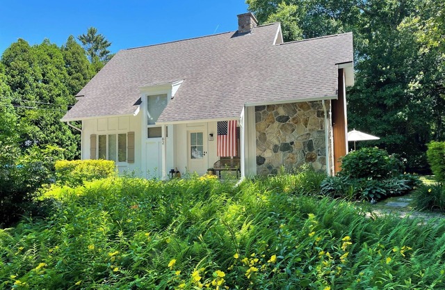 Upscale Family Beach Retreat, walk to pond/swimming area, short drive to beach