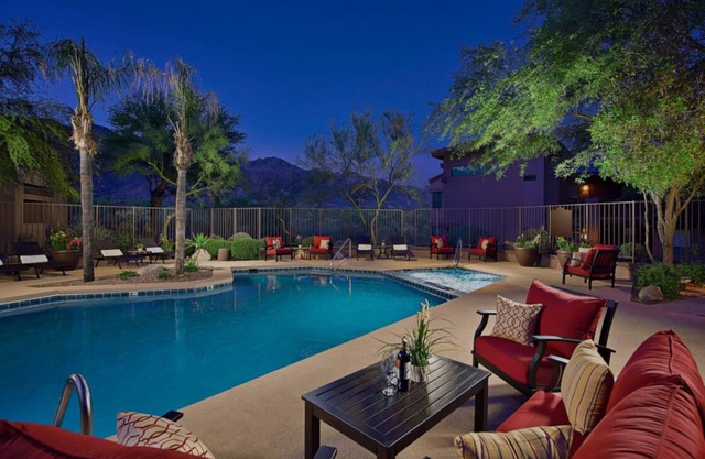 Upscale ground level condo, 2 king beds, heated pools, golf