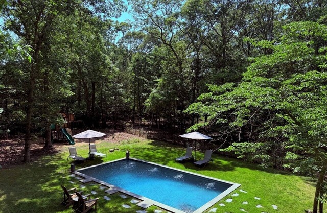 Upscale Hamptons Home: 1 Mi to Sammys Beach!