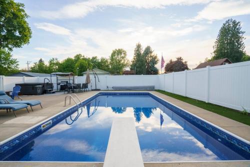 Upscale Heated Pool Retreat Near Lake CDA with Hot Tub