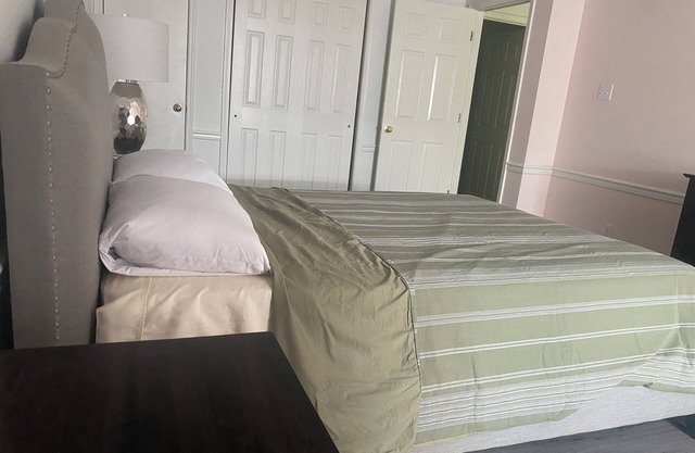 Upscale Hideaway, Disney+, Fast Wi-Fi, Not-Pet Friendly, POOL Closed Sept 2024