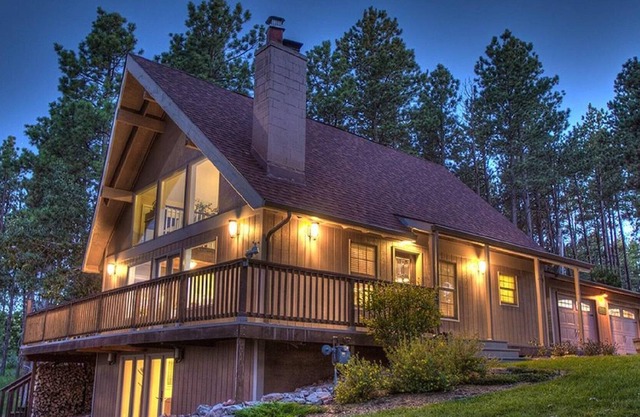 Gehobenes Haus mit Blick auf Bear Country USA, in der Nähe von Rushmore, Keystone, Rapid City