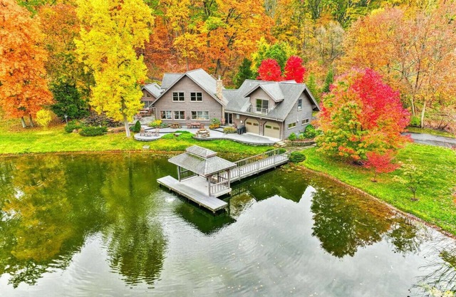 Upscale log cabin w/ 20' ceilings, indoor hot tub & King beds