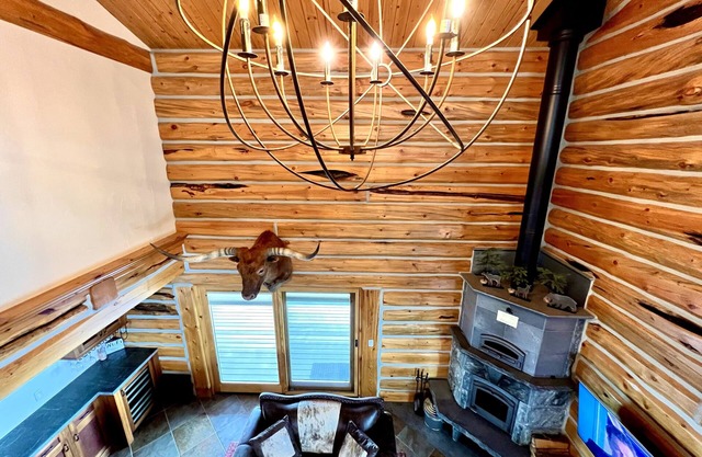 Upscale log home at base of Bighorn Mountains in Big Horn WY
