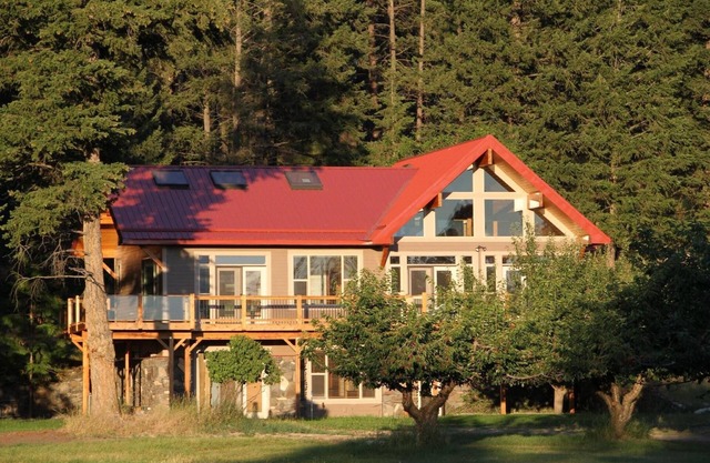 Hochwertiges Luxushaus auf Cherry Orchard mit Blick auf den Flathead Lake