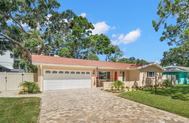 Upscale Mid-Century Home Close to Everything