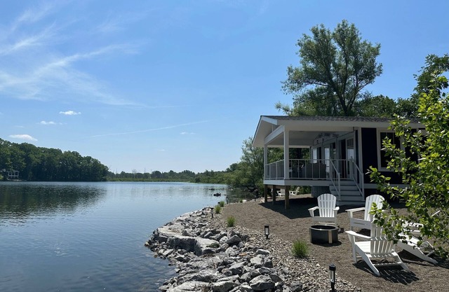 Upscale Newly Renovated Blue Canoe Lakefront-Directly on C4C Snowmobile Trail