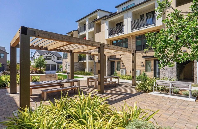 Upscale Quiet 2B2.5B 1450sqft Townhome Between SF and South Bay