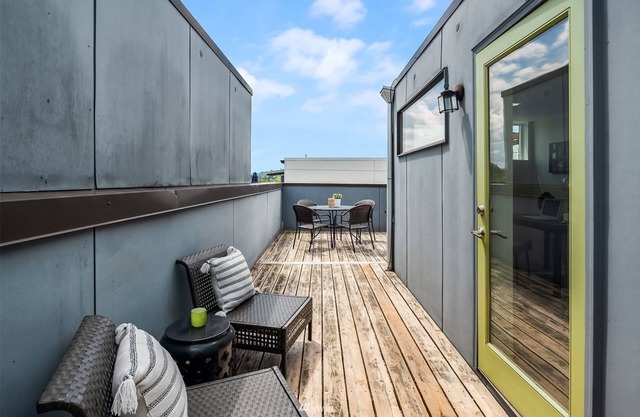 Upscale Seattle Loft Townhome - Pack and go, no cleaning!