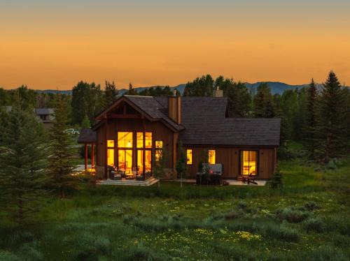 Upscale Ski Chalet - Wildlife AC Hot Tub