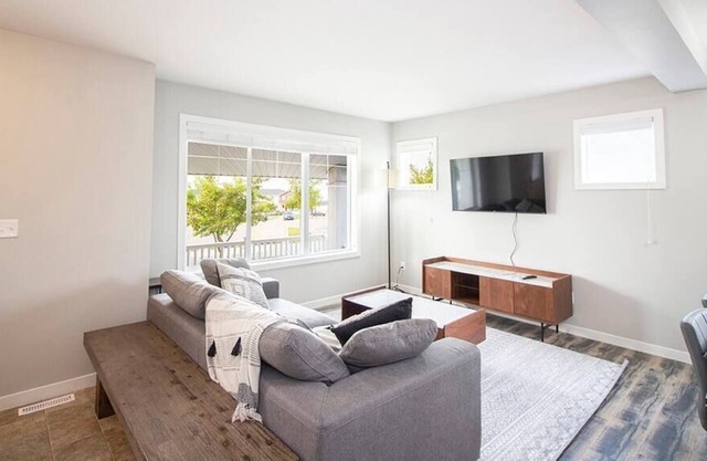 Upscale Townhouse with Parking, Wi-Fi & Laundry!