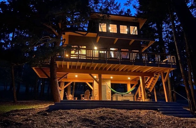 Upscale Treehouse Escape - Hot Tub & Mountain Air