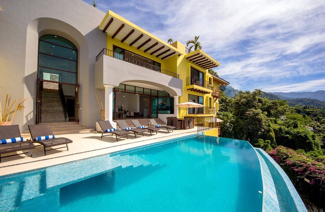 Gehobene Villa, tolle Aussicht auf die Bucht, privater Pool zu Fuß zum Strand
