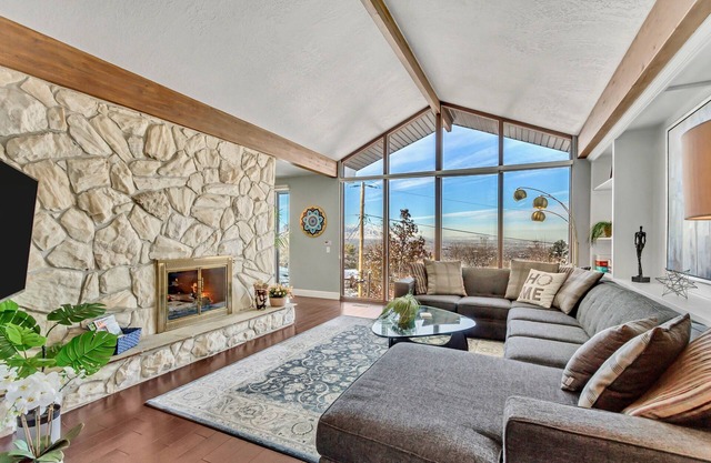 Upscale w/ Views, Fireplace, Close to Ski Resorts