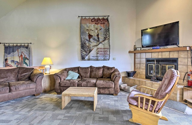 Upson Ski-In/Ski-Out, End-Unit Cabin w/ Fireplace!
