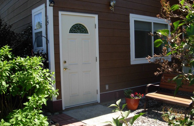 Upstair 1 bed apt on an acre with mountain views. Minutes from Bozeman Airport..