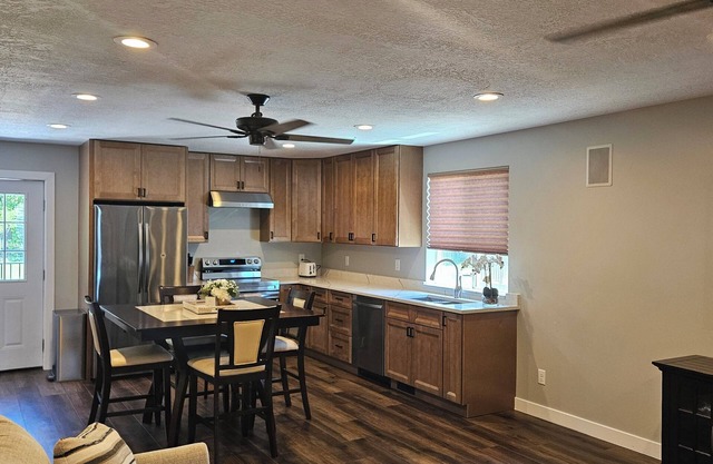 Upstairs 3-bedroom mother inlaw apartment in wonderful Centerville with AC