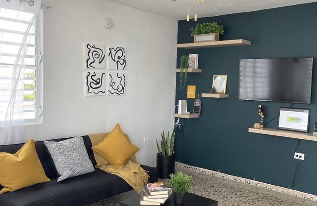 Upstairs house 10 mns near the airport and beaches