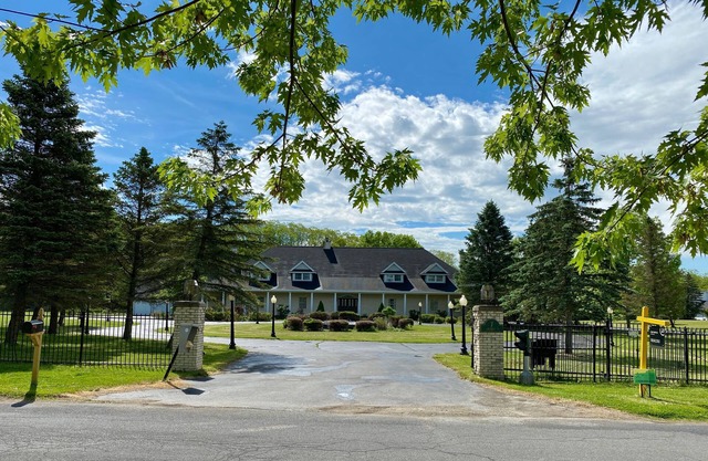 Upstate Winter Mansion- Hot Tub, Theatre, Game Room & MORE! Come Ski Upstate!