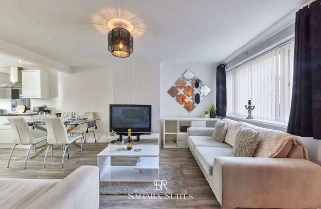 Modern 3BED | Family Retreat | City Centre and RVI