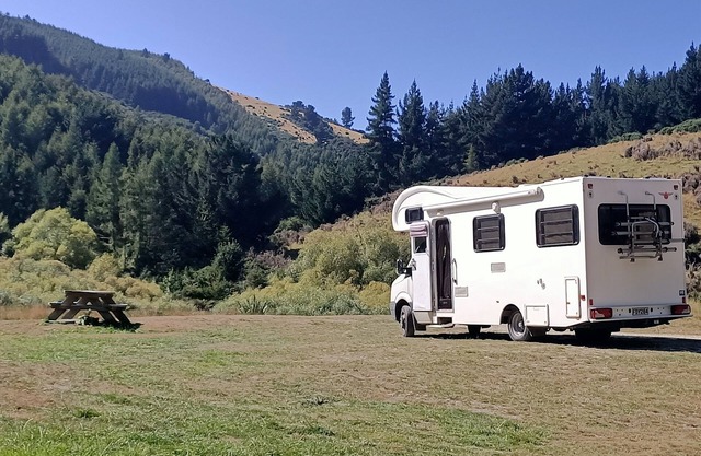 Bis zu 6 Schlafplätze Wohnmobil, geparkt und bereit für ein paar entspannte Tage.