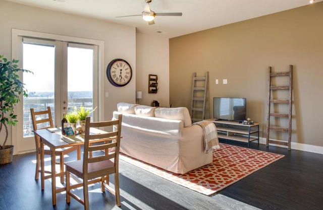 Uptown 1 BR Apt with Balcony by Frontdesk