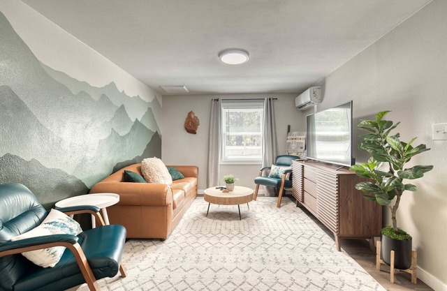 Uptown 2 bedroom flat near Train Depot