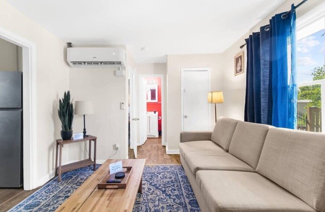 Uptown Apartment, Near Parks! The Bricks Unit 1