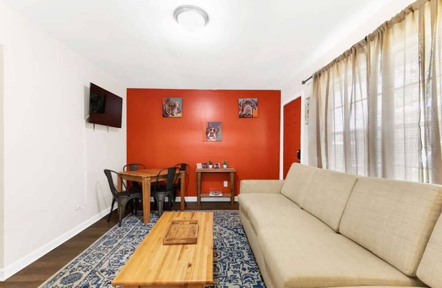 Uptown Apartment, Near Parks! The Bricks Unit 2
