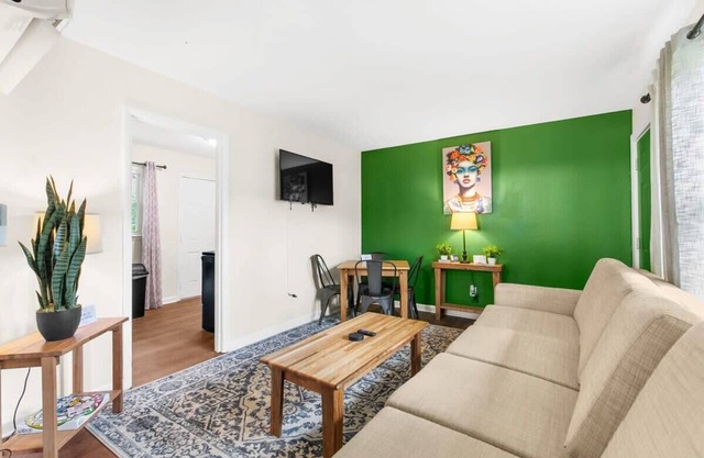 Uptown Apartment, Near Parks! The Bricks Unit 4