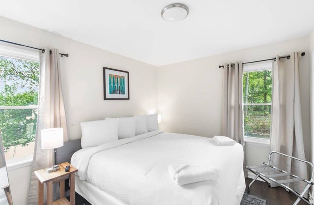 Uptown Apartment, Near Parks! The Bricks Unit 5