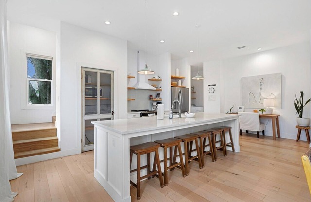 Uptown Carriage - 4 bedrooms Historic area