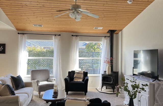 Uptown Ferndale- two blocks from Main St in the Victorian Village!