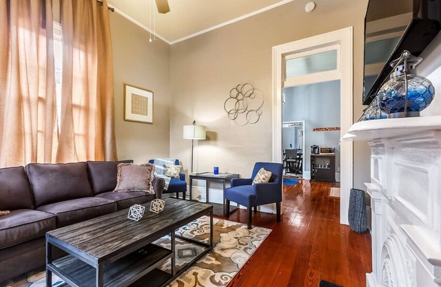Uptown Home on Streetcar Line, Walk to Restaurants
