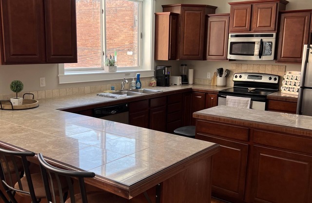 Uptown, newly remodeled apartment
