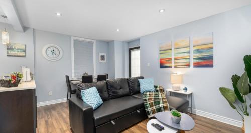 Urban 1BR Gem with Kitchen, Smart TV & Workspace