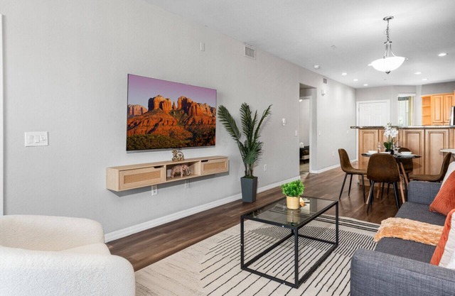 Urban 2BR Near ASU|Pool, Gym & Pet-Frndly