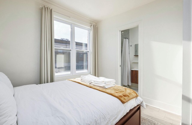 Rosemont Chic 2BR apt. & 2 bath patio A/C steps from metro Beaubien