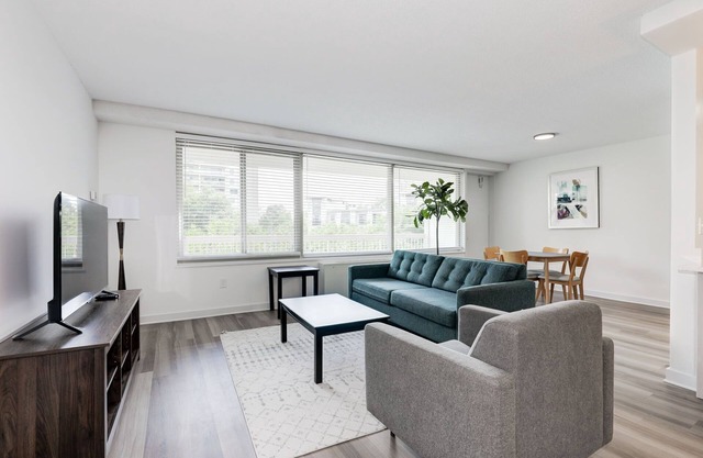 Urban Charm: 2BR Modern Retreat Close to Downtown