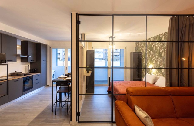 Urban Chic 2 Luxury Suites Apartment