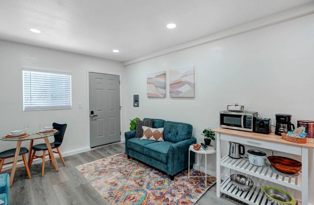 Urban Chic Hideout: King Bed, Widescreen TV, and Gourmet Kitchen - Explore the Heart of San Gabriel in Comfort!