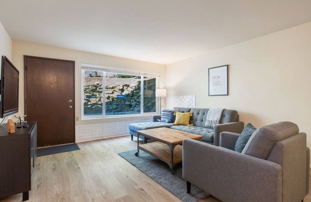 Urban Condo + Parking 2 Blocks to Ballard 6 Miles to Everything Seattle