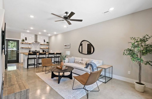 Urban Destination Downtown Bryan TX 2BR 1.5Bath