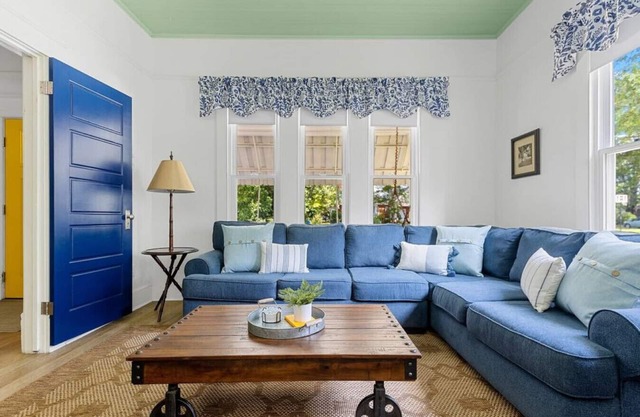 Urban Farmhouse: Sleeps 8, walk to Dining & Drinks