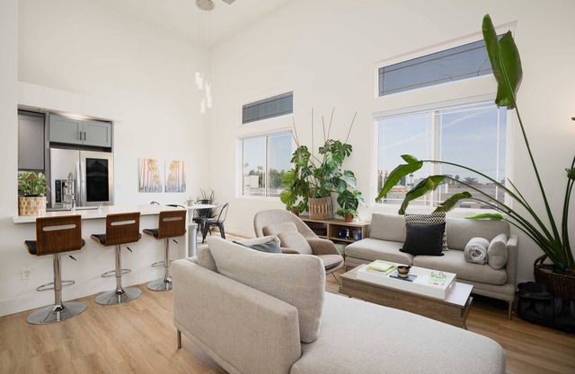 Urban Garden Oasis in Koreatown - High Ceilings, Modern Amenities, Live Plants