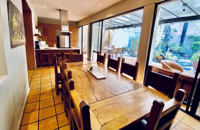 Urban Hacienda downtown, tranquil, spacious, jacuzzi, safe neighborhood