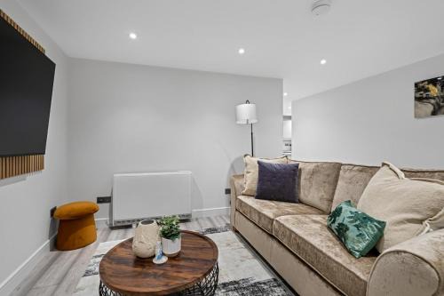 Urban Haven - 2 min from Station - Free Parking - Courtyard