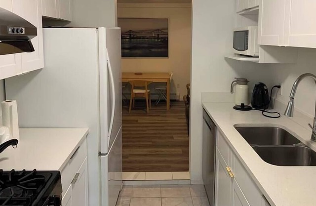Urban Haven: 2BR Basement in Vancouver
